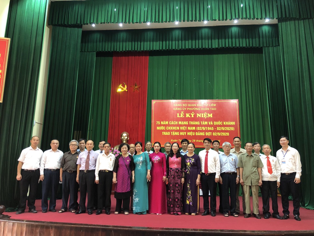 Đảng ủy phường Xuân Tảo trao tặng Huy hiệu Đảng cho đảng viên đợt 02/9/2020